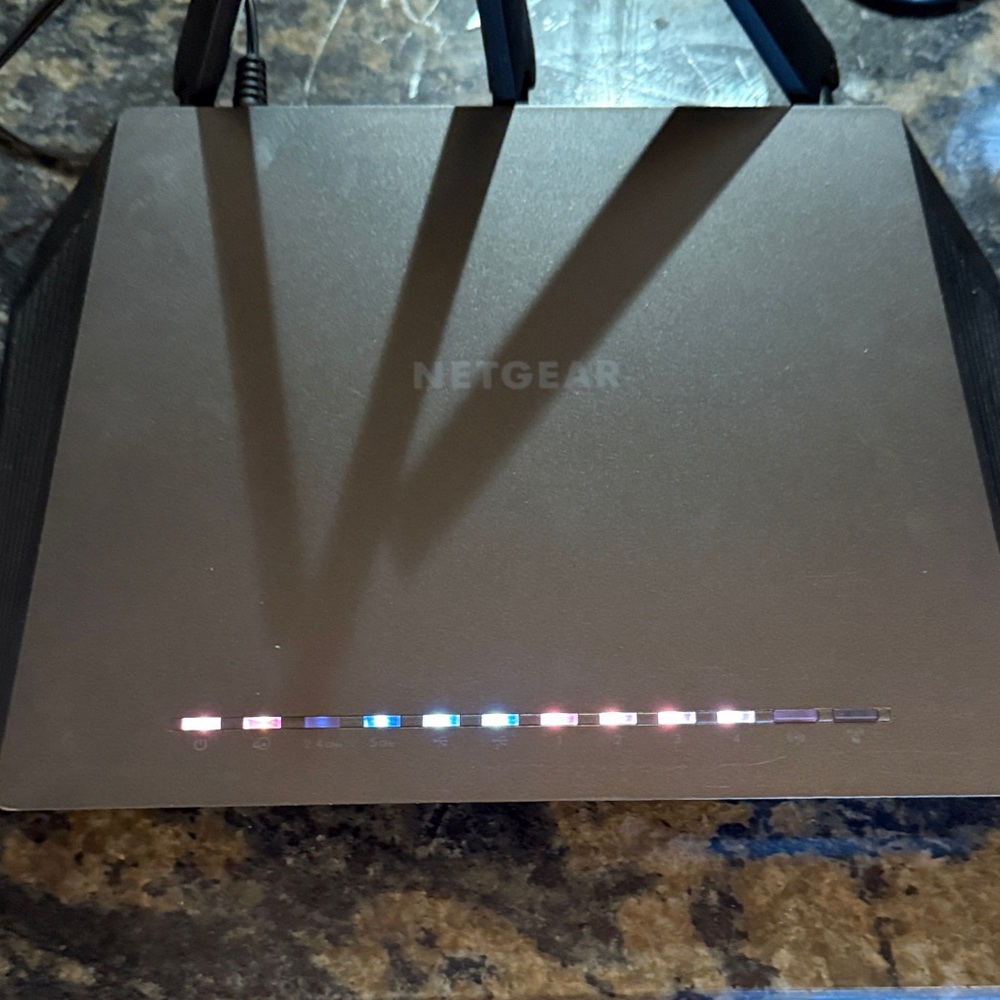 Netgear Nighthawk AC1900 Smart WiFi Router Model R7000 with Adaptor - Picture 7 of 8